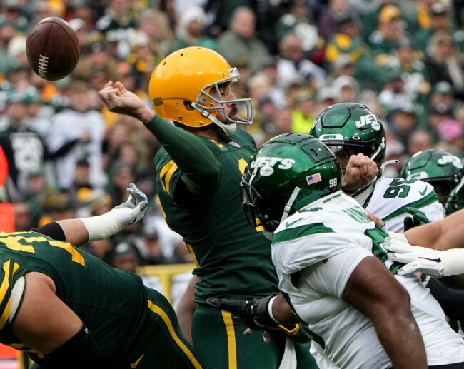  Jets defensive tackle Quinnen Williams (95) forces an incomplete pass by Green Bay Packers quarterback Aaron Rodgers 